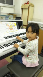 平野璃和さん　毎日、自分でピアノの前に座って楽しそうに弾けています。早く色々な曲が弾けるようになるといいな♪