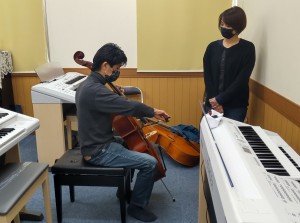 まずは中川先生が新しいチェロを試し弾き♪